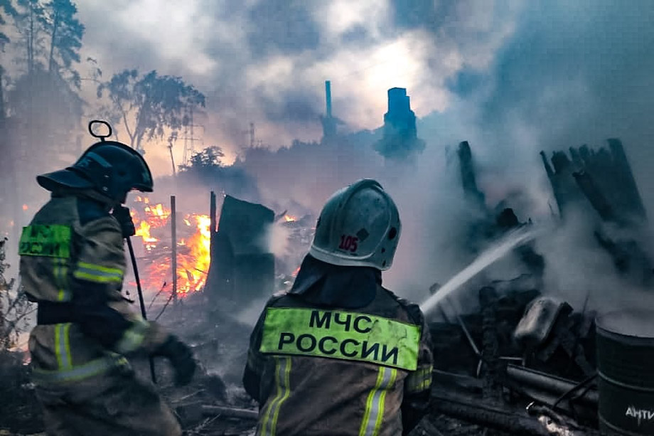 Площадь пожара превысила 1 тыс. квадратных метров.
