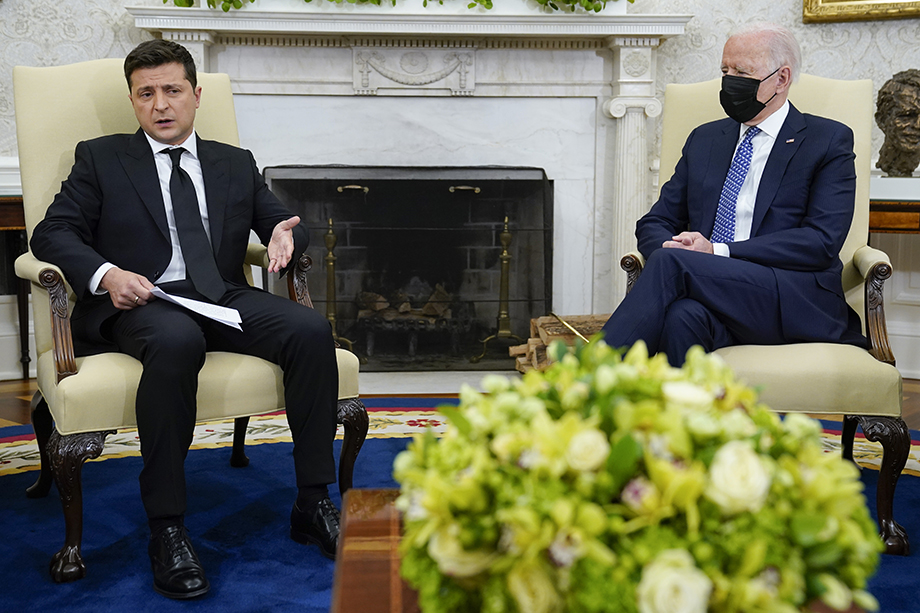 Во время встречи президента США Джо Байдена (справа) и президента Украины Владимира Зеленского (слева) в Вашингтоне.