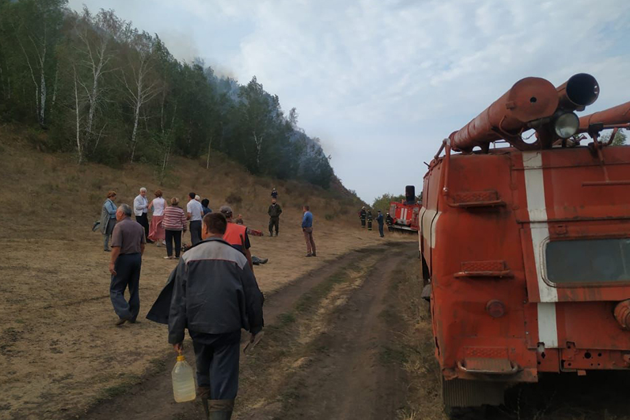 Пожар на горе Юрактау в Башкирии тушат более 40 человек и 9 единиц техники.