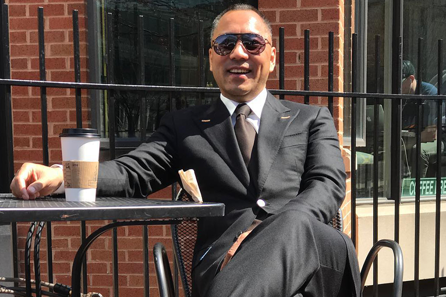 Эксперты говорят о близости Го к группе консервативных голосов, продвигающих ивермектин и другие несанкционированные методы лечения COVID-19.