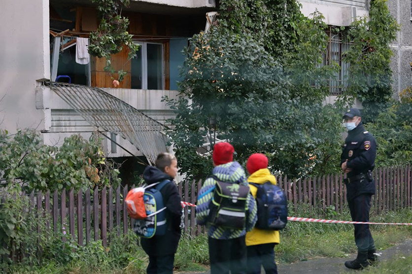 Свердловская прокуратура сейчас рассматривает различные версии взрыва в жилом доме Екатеринбурга.
