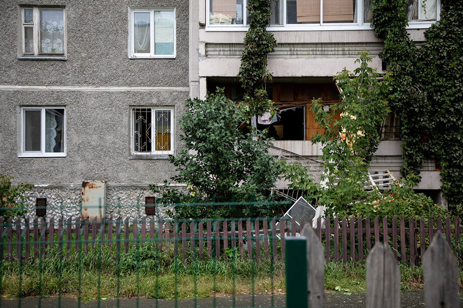 Накануне в девятиэтажном жилом здании на улице Индустрии, 57/2, произошёл взрыв газовоздушной смеси.