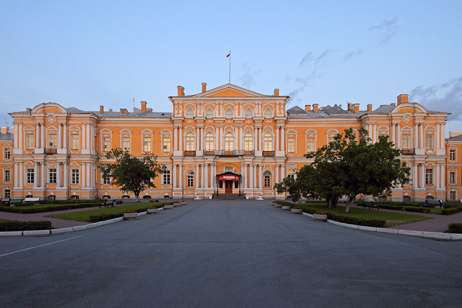 Постройки не относятся к самому ансамблю Воронцовского дворца, поэтому на них не распространяются законы, защищающие любой памятник архитектуры.