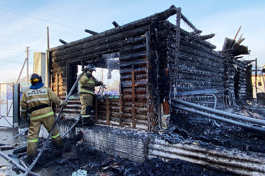 В результате пожара в частном доме престарелых в деревне Ишбулдино погибли 11 человек.