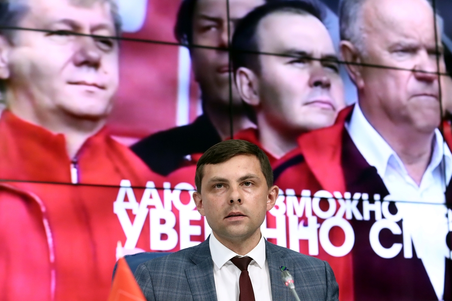 Протестный лидер Шиеса коммунист Олег Михайлов обошёл на выборах считавшуюся лидером гонки депутата от ЕР Елену Савастьянову.