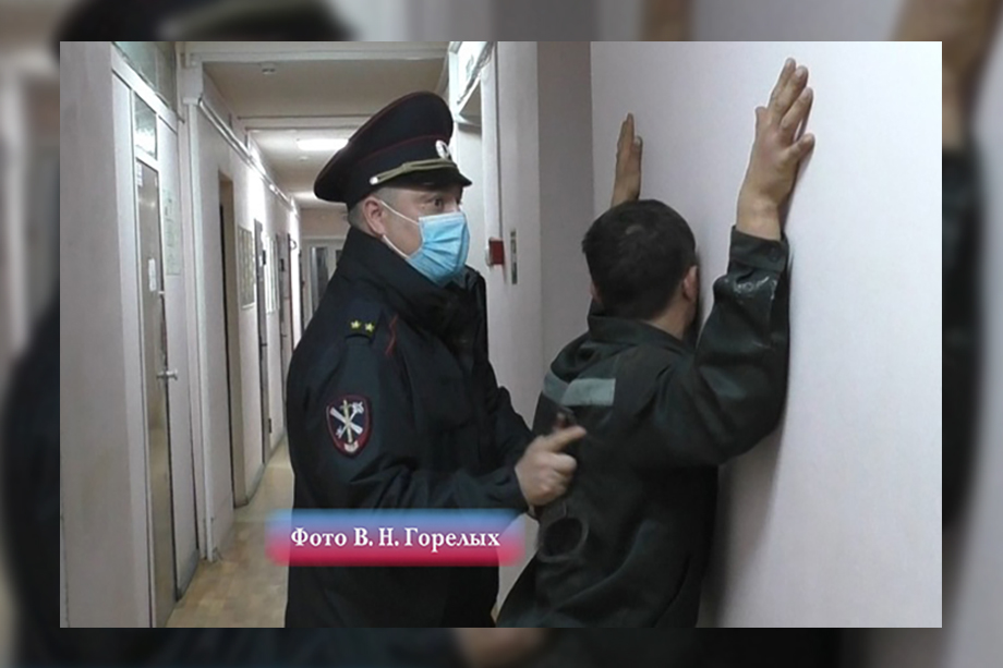Когда полиция задержала подозреваемого, у него нашли золотые украшения и сотовый телефон погибшей женщины.