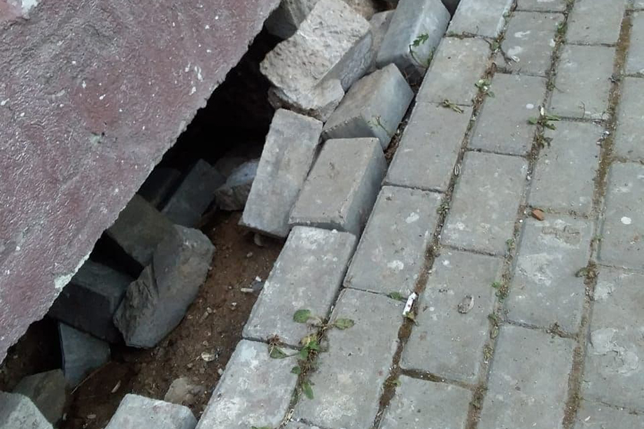 По периметру 18-этажного дома по ул.Мушникова 5/3 в Уфе образовались огромные дыры.