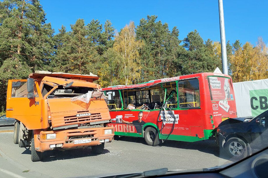 По словам водителя маршрутки, ДТП спровоцировал большегруз.