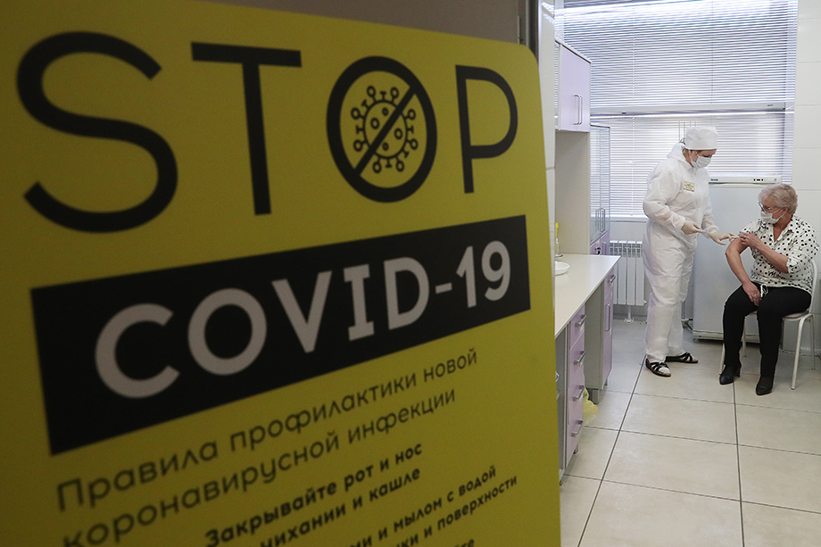 Главный санврач области Дмитрий Козловских постановил обеспечить с 5 октября проведение профилактических прививок против COVID-19 для совершеннолетних свердловчан, подлежащих обязательной вакцинации из-за работы в определённых сферах деятельности.
