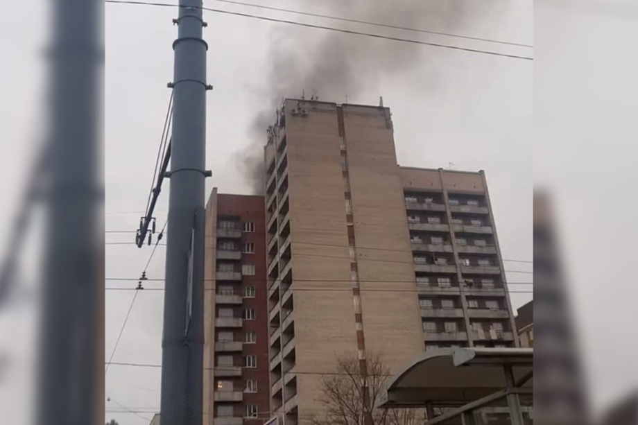 Пламя вспыхнуло на балконе жилого дома на проспекте Большевиков.