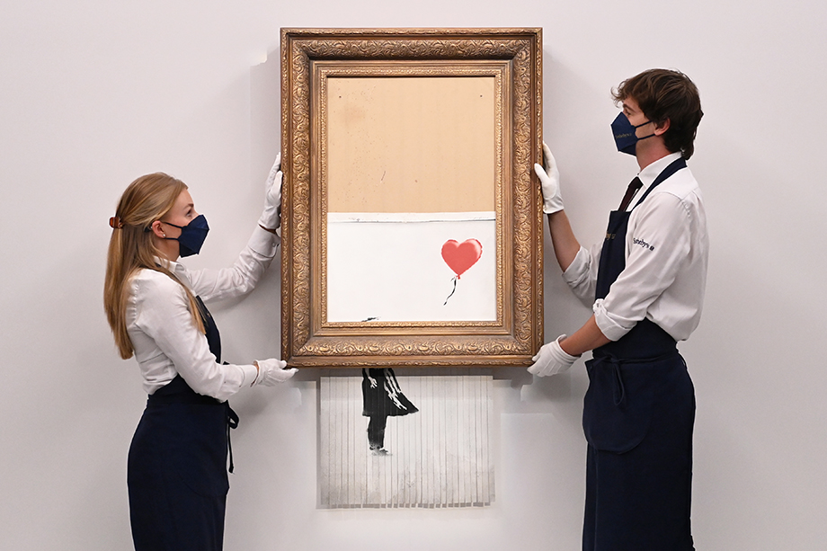 В 2018 году картина, которая носила название «Девочка с шаром», была продана за 1,2 млн долларов.