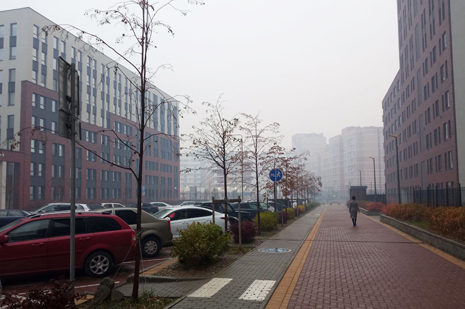 Сегодня утром в Екатеринбурге снова наблюдается смог от горящих торфяников, горожане сообщают о плохой видимости и сильном запахе гари.