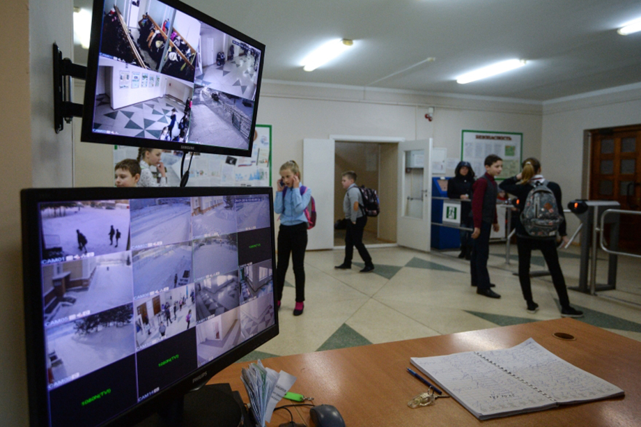 На организацию безопасности в школах полуострова потратили более 250 млн рублей.