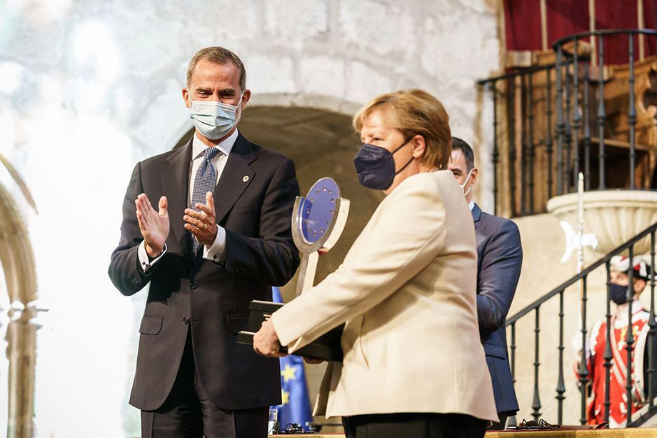 Примечательно, что буквально через несколько дней после присуждения Нобелевской премии мира за 2021 год Ангела Меркель получила Европейскую премию имени Карла V в знак признания её вклада в объединение Европы.