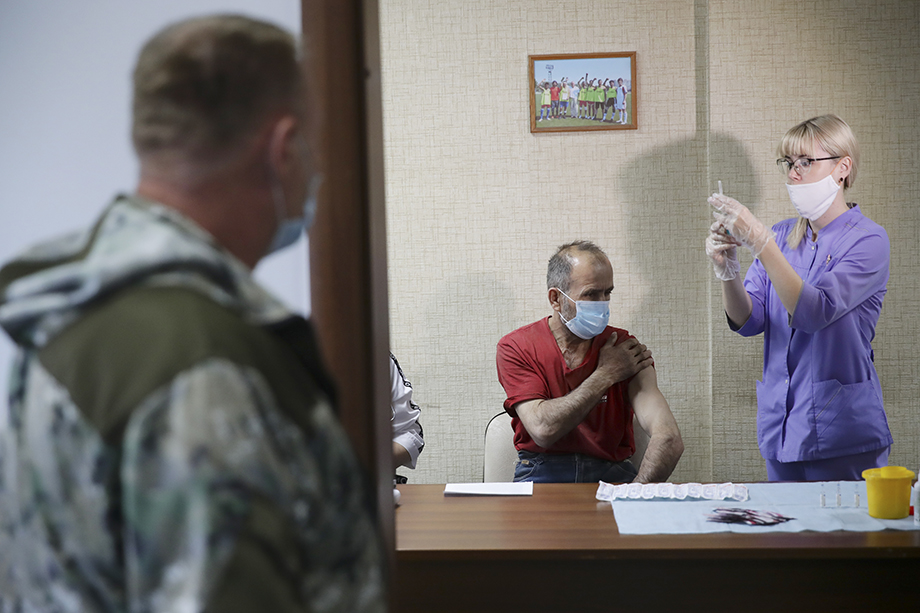 На предприятиях группы ММК, работающих в Магнитогорске, вакцинированы 78 процентов сотрудников (почти 36 тысяч человек).
