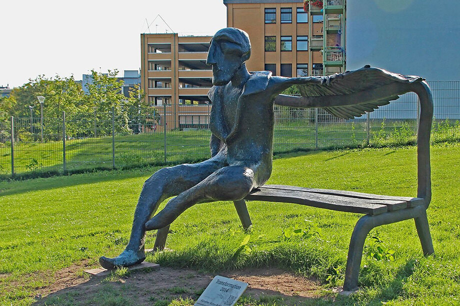Бронзовая скульптура-скамейка «Превращение» авторства Виктора Гульченко во Франкфурте-на-Майне.