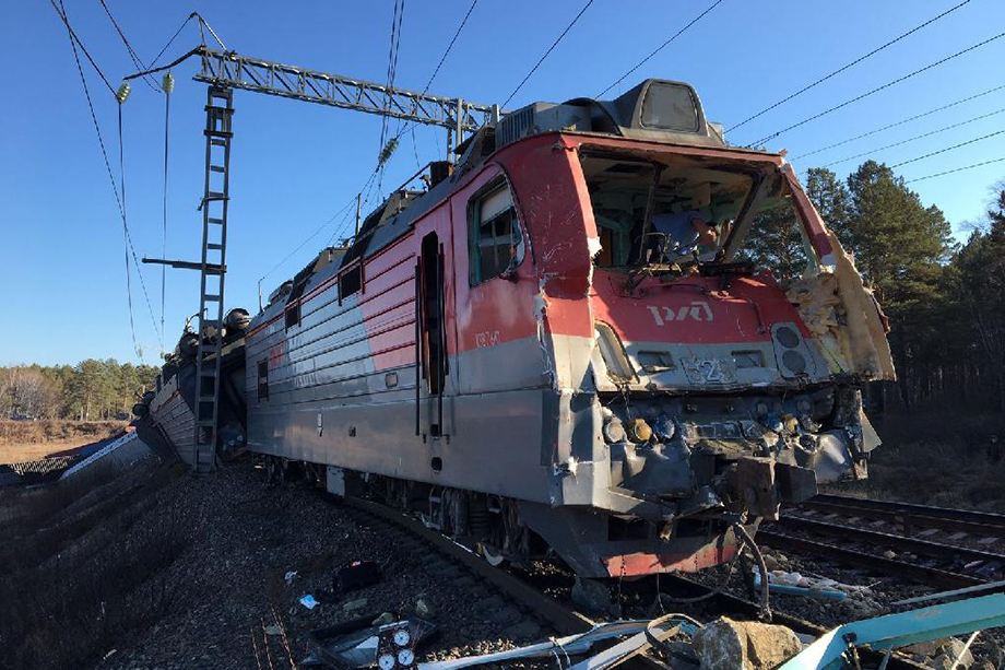 В результате аварии с участием поезда в Забайкалье погиб помощник машиниста и водитель грузового автомобиля.