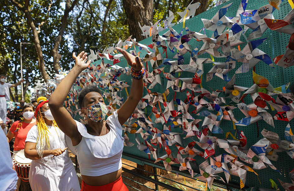 «Мемориал прощания» из 38 тыс. бумажных флюгеров в Сан-Паулу.