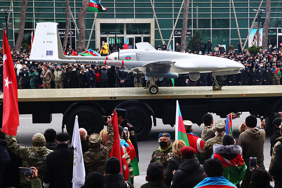 10 декабря 2020 года. Разведывательно-ударный оперативно-тактический средневысотный беспилотный летательный аппарат с большой продолжительностью полета Bayraktar TB2 во время военного парада, посвящённого окончанию конфликта в Нагорном Карабахе.