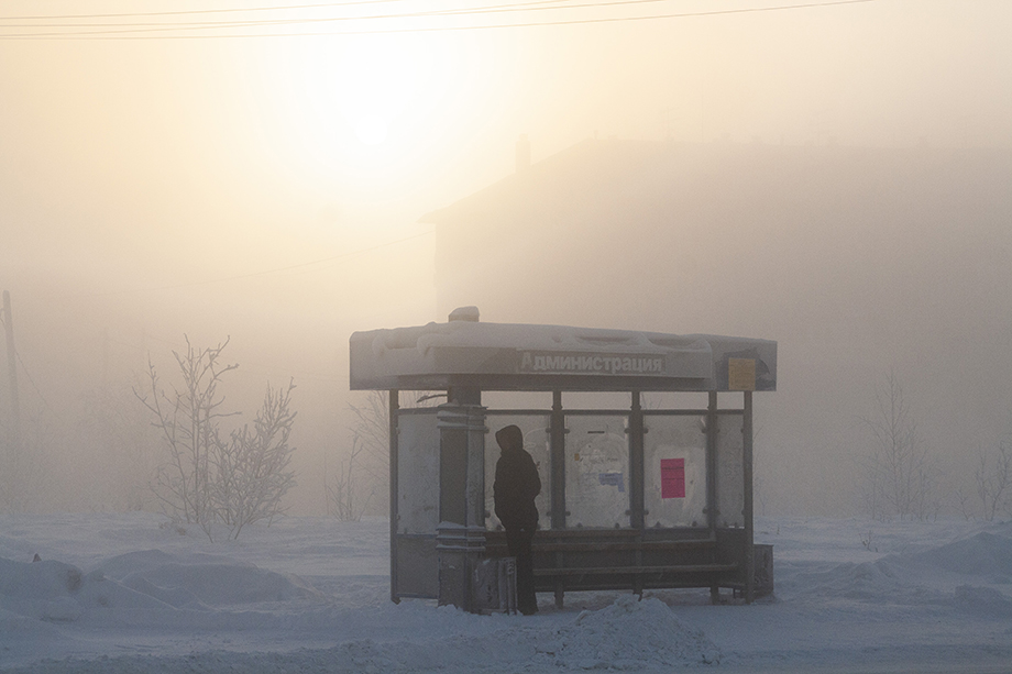 Минувшую суровую зиму жители Ленска вспоминают с ужасом. Почти весь сезон стоял 55-градусный мороз, а им приходилось часами ожидать автобуса на остановках.