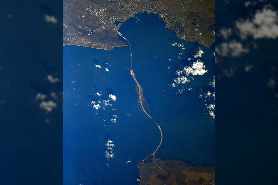 Космическими снимками Крымского моста поделился Антон Шкаплеров.