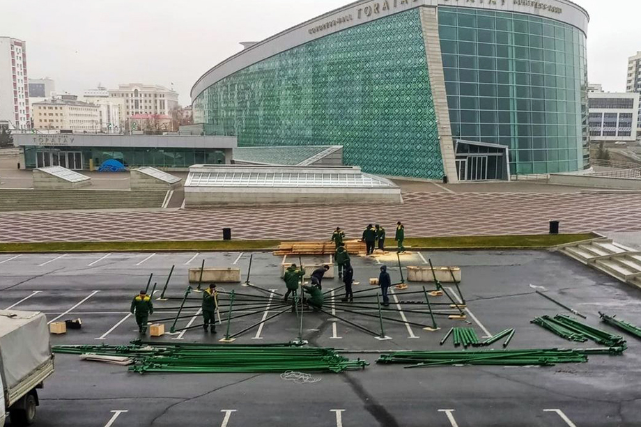 В Уфе перед Конгресс-холлом «Торатау» начали монтировать новогоднюю ёлку.