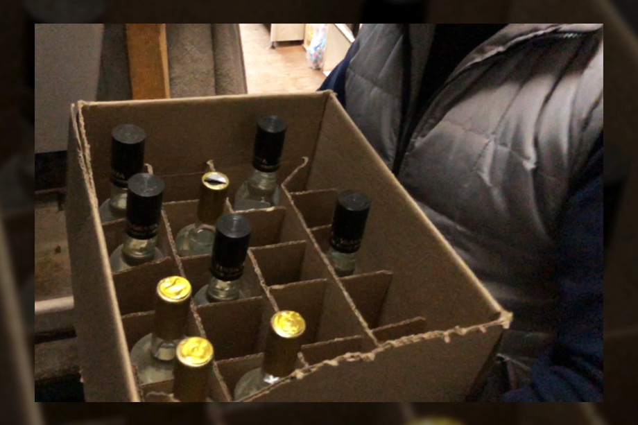 В ходе очередного рейда полицейские нашли несколько бутылок с алкоголем без акцизных марок и коробку с флаконами этилового спирта.