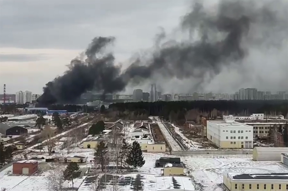 В Екатеринбурге произошёл крупный пожар на территории промышленной базы.