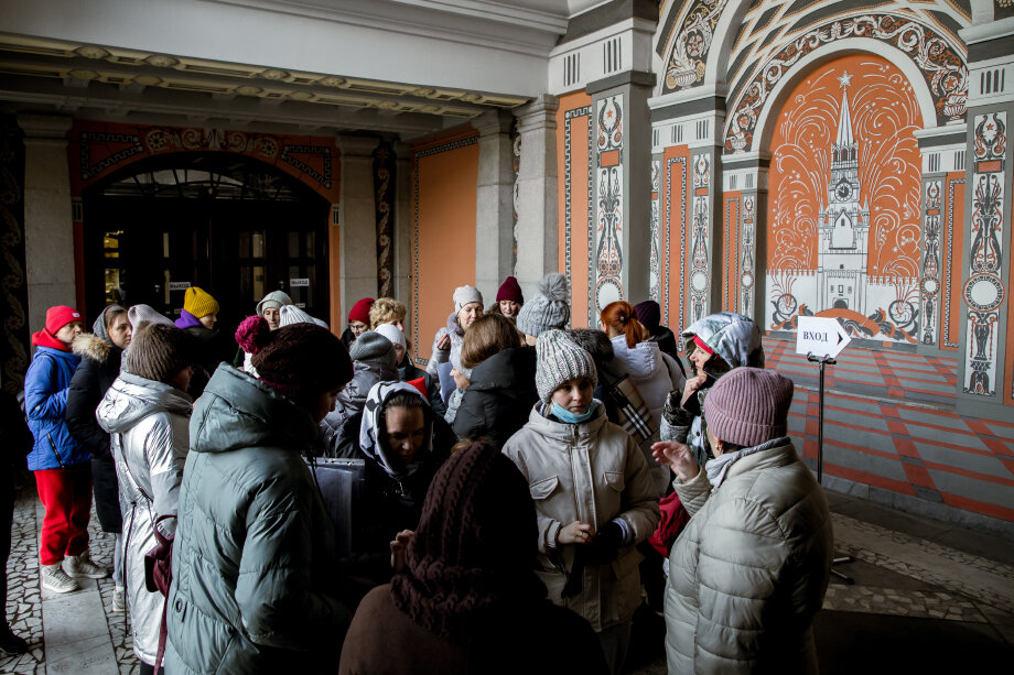 Вслед за Москвой родительские протесты переместились в регионы: в Екатеринбурге родители вышли с требованиями отмены дистанта к зданию администрации.