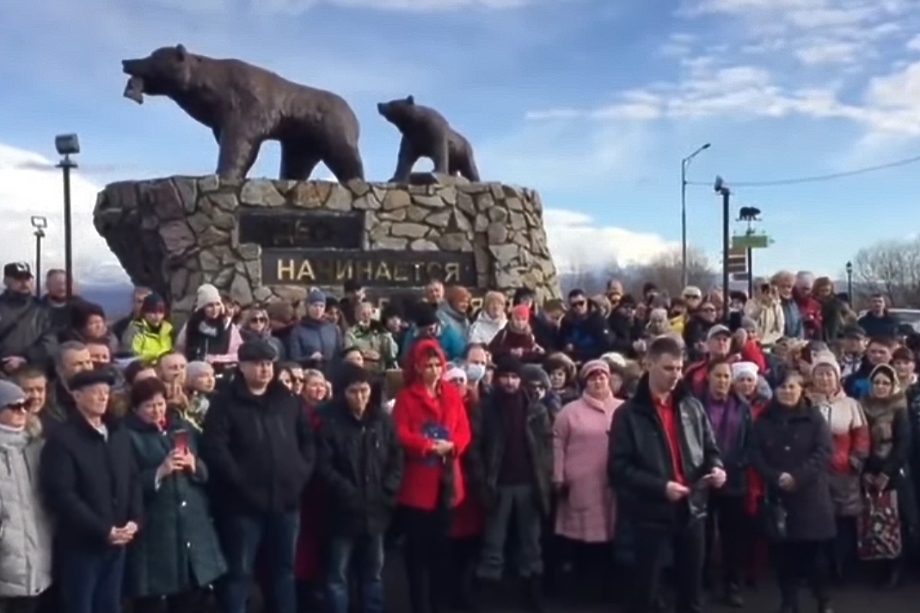 В акции у памятника «Здесь начинается Россия» приняли участие около 100 человек.