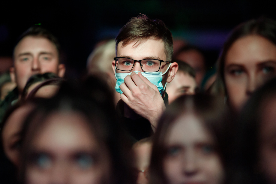 Организаторы и посетители не соблюдали социальную дистанцию и нарушали масочный режим.