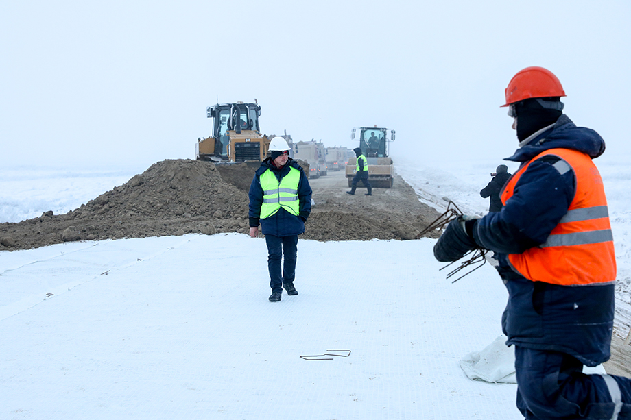По словам зампредседателя Собрания депутатов Ненецкого автономного округа Матвея Чупрова, строительство идёт опережающими темпами, в следующем году планируется сдача трассы.