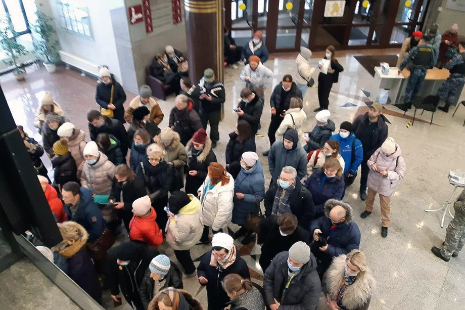Поддержать истцов в Свердловском облсуде пришли десятки граждан.