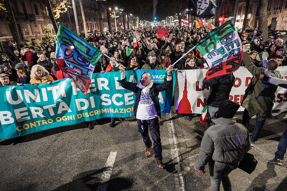 Манифестации и забастовки в Италии периодически заканчиваются столкновениями с полицией и карабинерами, и новые правила празднования Рождества противники вакцинации вряд ли одобрят.