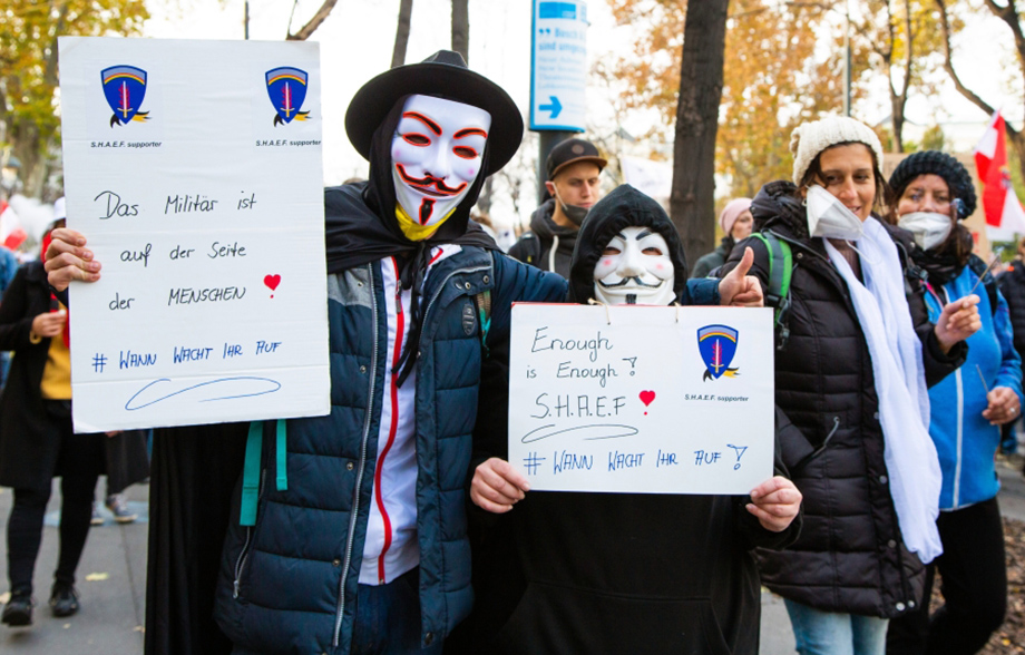 Участники акции против мер по противодействию коронавирусу в Вене.