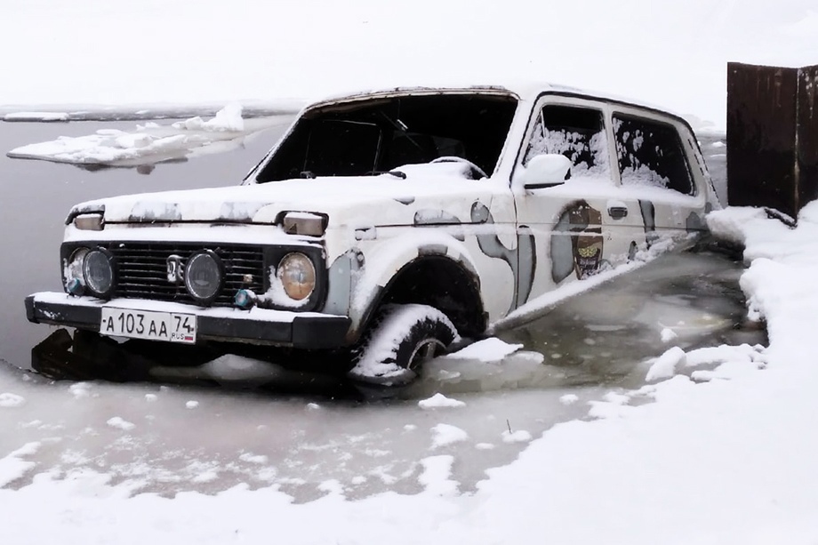 Автомобиль с эмблемой егерской службы частично провалился под лёд.