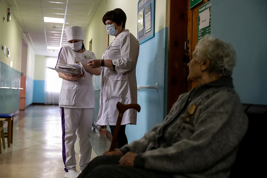 По словам жительницы Севастополя, ставка медсестры в поликлинике Гагаринского района города 18 тысяч рублей.