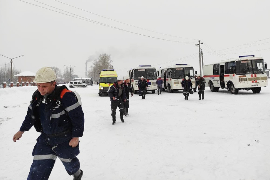 Как уточняют в МЧС России, в настоящее время на поверхность вывели 237 человек, ещё 49 остаются в шахте.