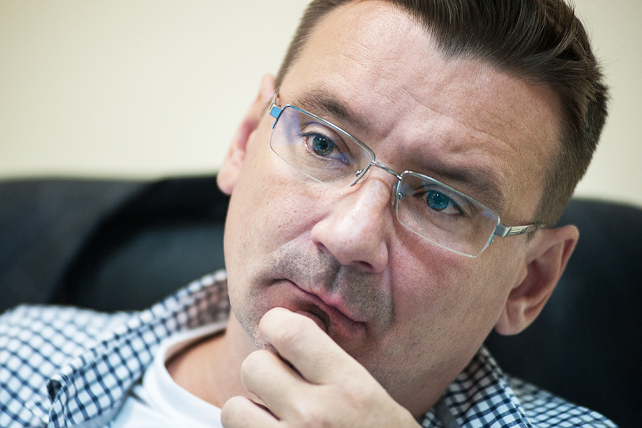 Антон Стуликов возглавлял «Областное телевидение» до оптимизации – назначения руководителем главы «Четвёртого канала» Элеоноры Расуловой.
