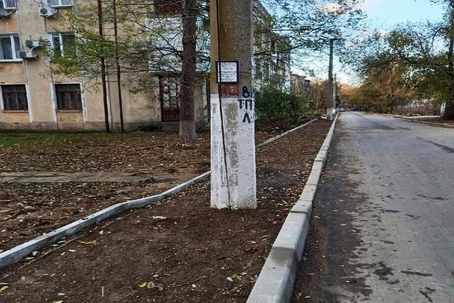 На Черноморской улице в Керчи исправят пешеходные дорожки, которые проложили через линии электропередачи.
