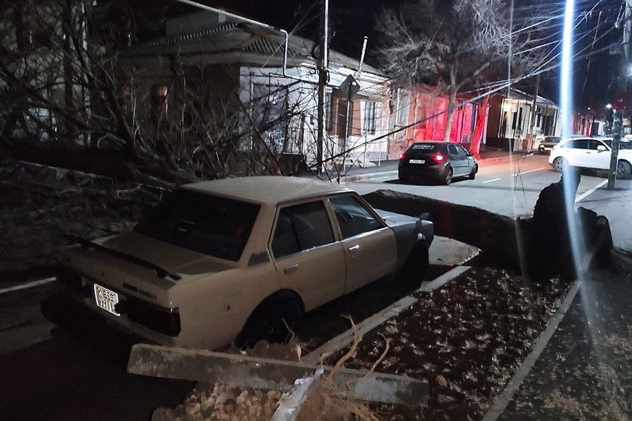 В Севастополе два человека пострадали в результате сильного ветра