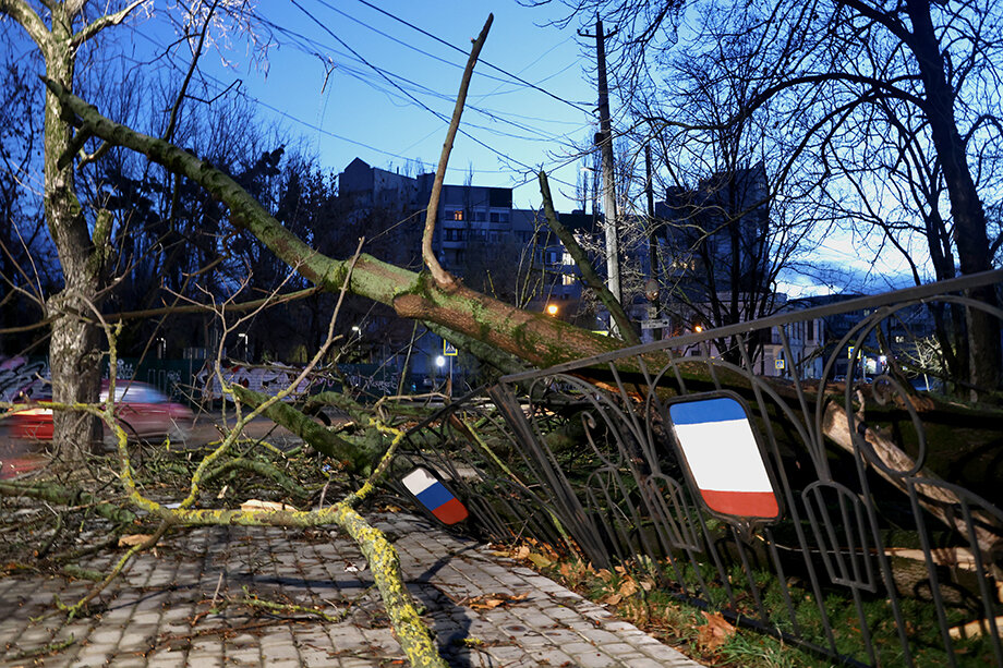 Ураганный ветер снёс деревья, часть домов, ларьки и заборы в Крыму.