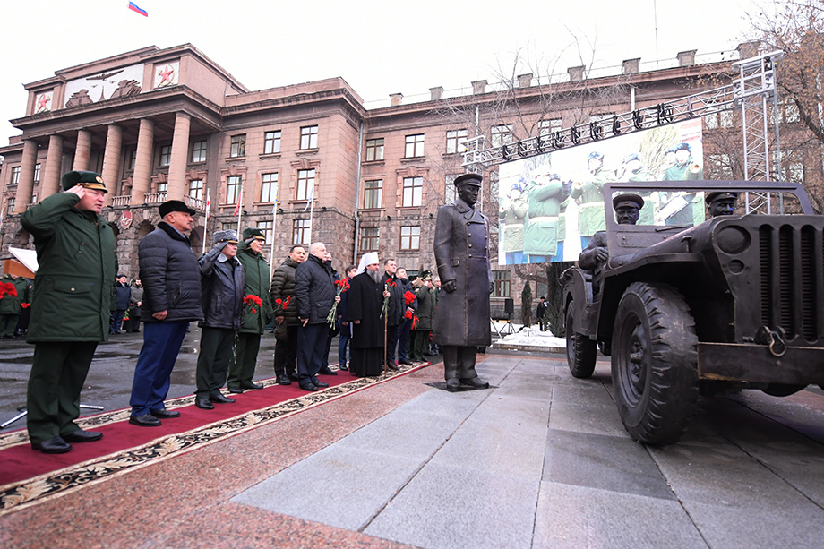 Открытие композиции приурочено к 125-й годовщине со дня рождения маршала Победы.