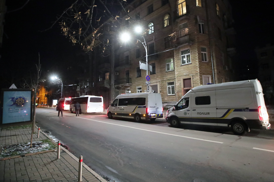 На случай «народного бунта» только близ Крещатика дежурили больше 50 автозаков.