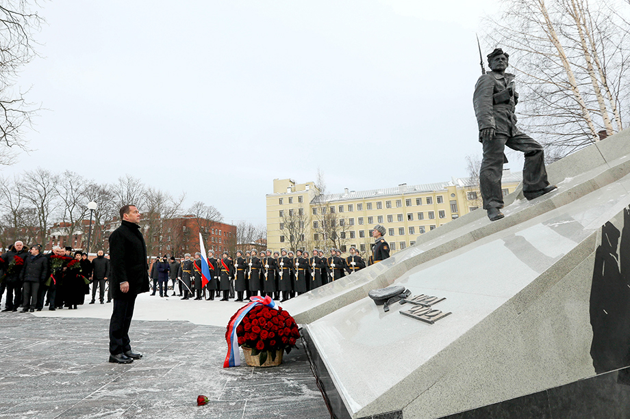 Заместитель председателя Совета безопасности РФ Дмитрий Медведев прибыл в Санкт-Петербург, чтобы открыть памятник, посвящённый 100-летию Кронштадтского восстания 1921 года.