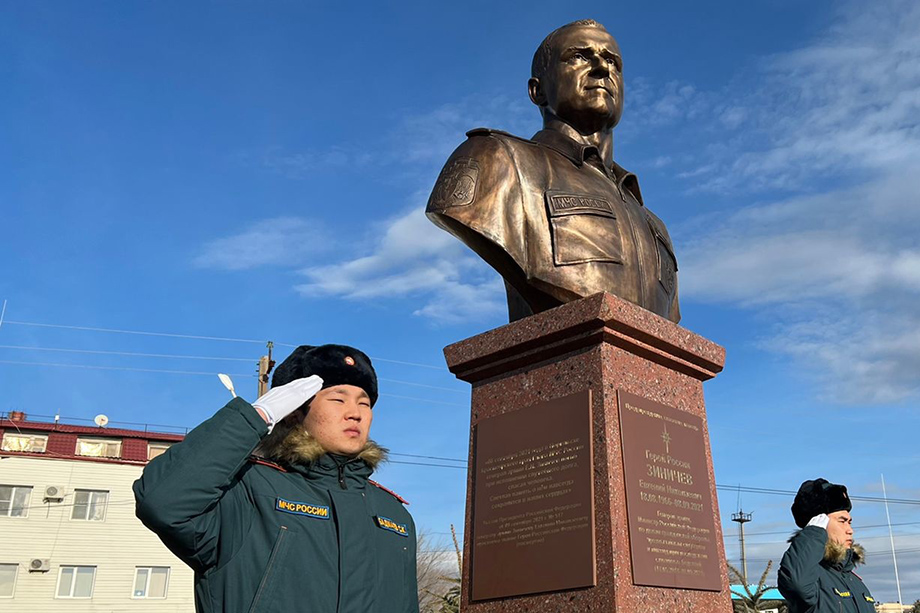 Эскиз памятника выполнили по портрету Зиничева.