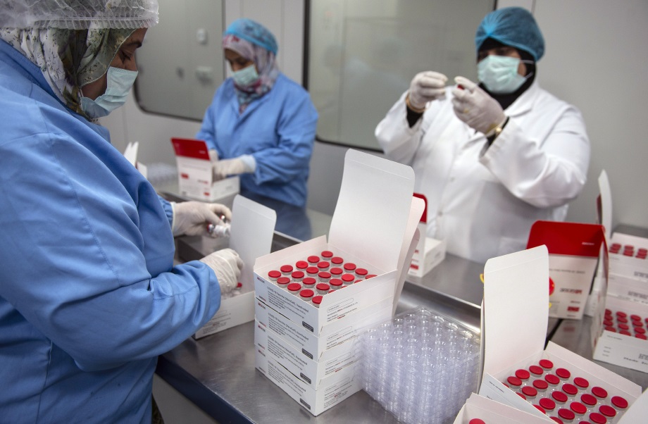 Китайские компании Sinopharm и Sinovac выпускают инактивированные вакцины, одобренные ВОЗ для экстренного использования.