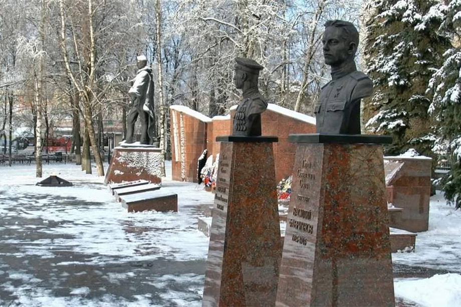 Бюсты героев Советского Союза Василия Фабричнова и Михаила Пронина были установлены у Мемориала воинской славы, расположенного в центре города.