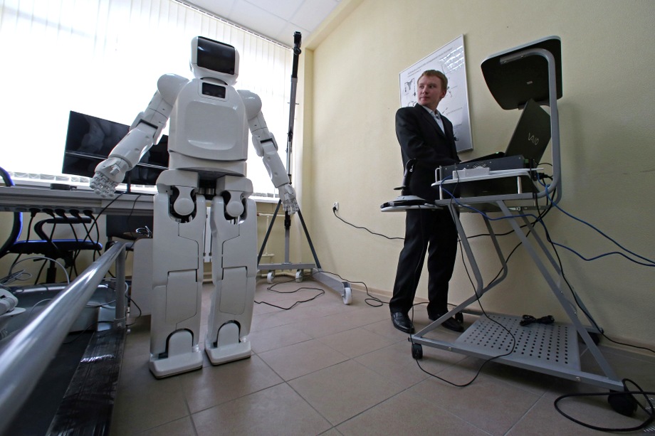 18 апреля 2013 года. Настройка робота AR-600 для демонстрации в научно-исследовательской лаборатории антропоморфных робототехнических систем «Интеллектуальная робототехника» в Балтийском федеральном университете имени И. Канта в Калининграде.