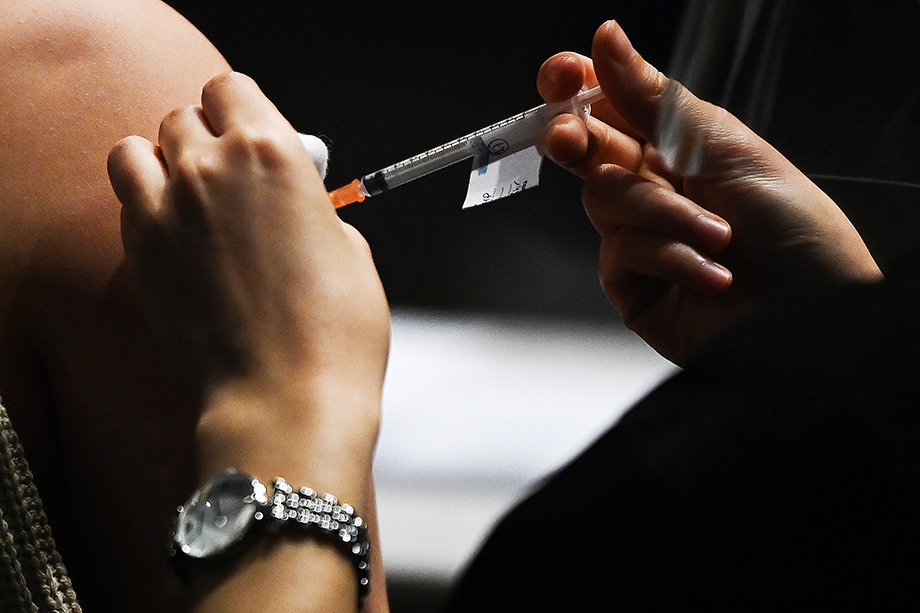 По сообщениям новозеландской прессы, полиция изучает информацию о том, что не желающие прививаться люди договариваются с другими, нуждающимися в деньгах гражданами, чтобы те проходили вакцинацию за них.